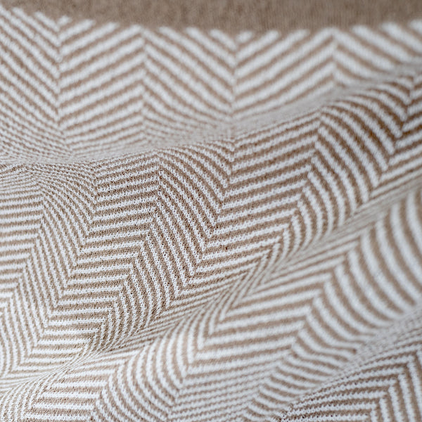 Dísztakaró / Pléd Kanapéhoz - Kötött Halcsont Kő Fabric Close-up Image