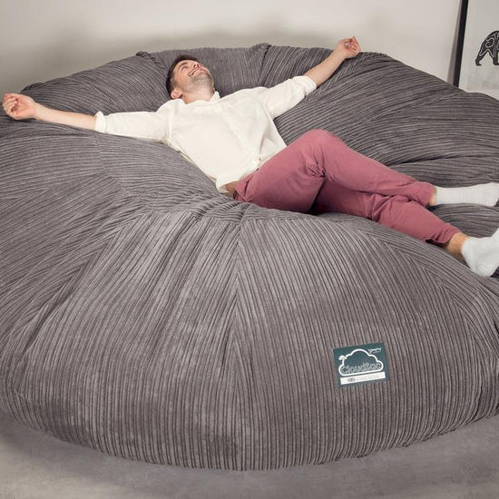 Cloudsac 5000 XXXXXL Titanic Méretű Memóriahabos Babzsák-Kanapé - Klasszikus Kordbársony Grafitszürke 05