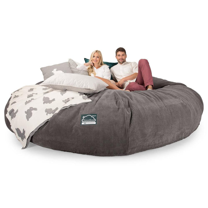 Cloudsac 5000 XXXXXL Titanic Méretű Memóriahabos Babzsák-Kanapé - Pompon Szénfekete 03