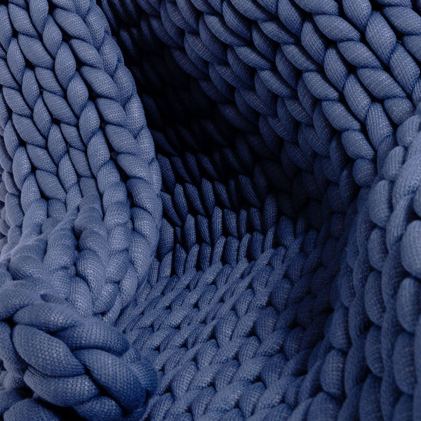 Súlyozott Takaró Felnőtteknek - Vaskos Kötés Sötétkék Fabric Close-up Image