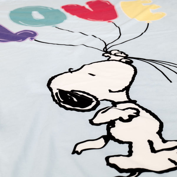 Snoopy Dísztakaró / Pléd Kanapéhoz - Szerelmi szlogen Fabric Close-up Image